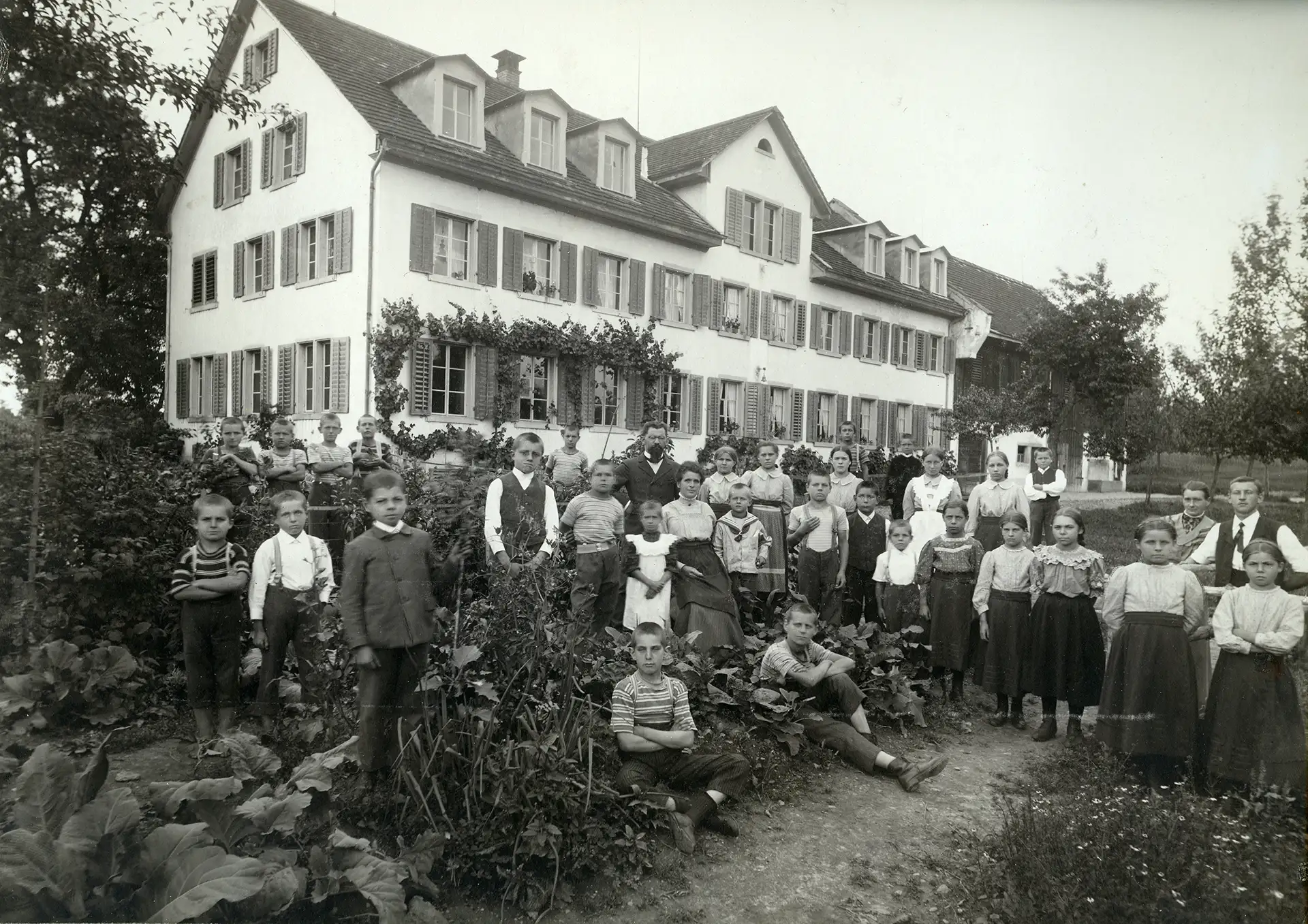 Gruppenbild vor der Rettungs-Anstalt Friedheim bei Bubikon/ZH - Bilder aus Anstalten des Schweizerischen Armenerziehervereins zur Landesausstellung Bern 1914